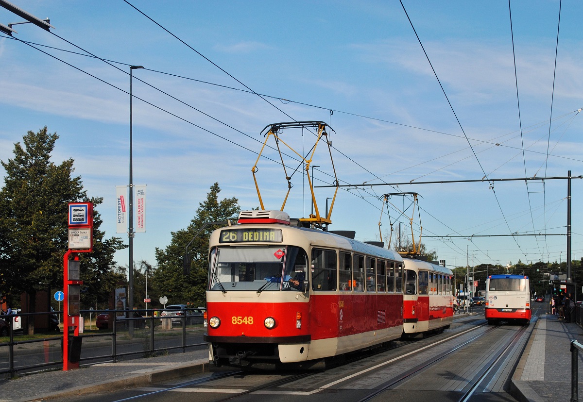 T3R.P 8548 + 8460 der Linie 26 warten an der Haltestelle Divoka Sarka auf die Weiterfahrt nach Dedina. (04.09.2025)