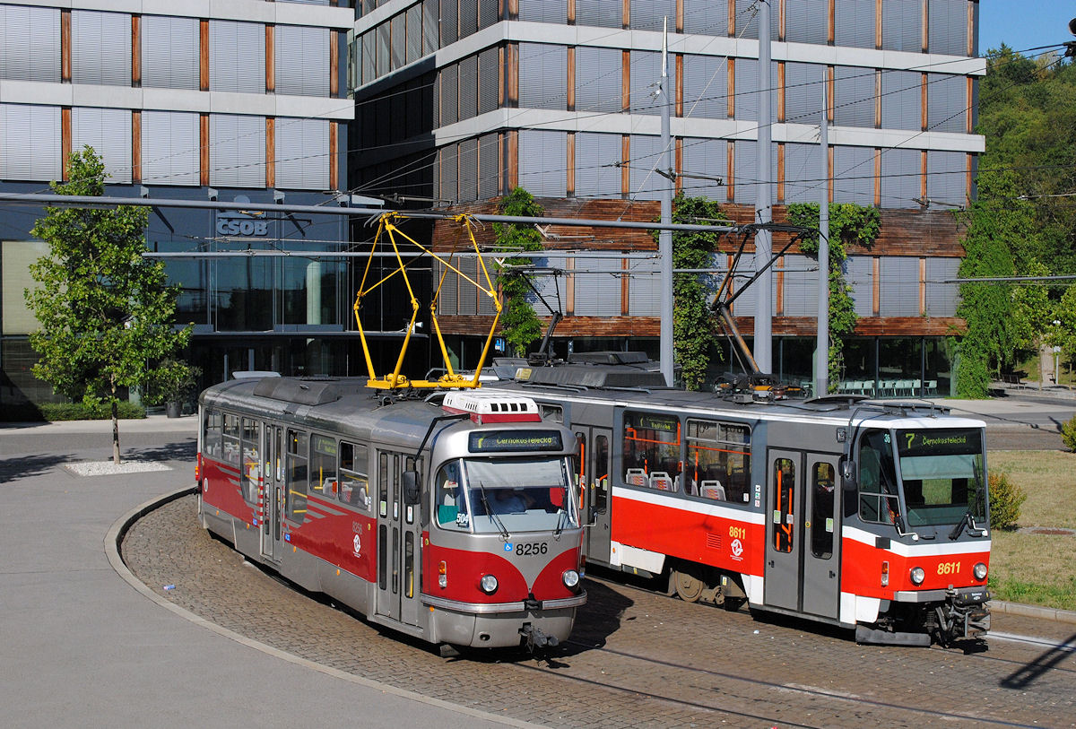 T3R.P. PLF 8256 und T6A5 8713 8611 verbringen die Ausgleichszeit in der Wendeschleife Radlička. (27.08.2016)
