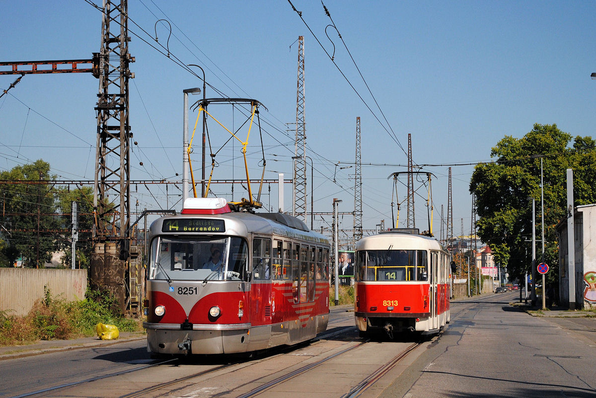 T3R.PLF 8251 und T3R.P 8313 begegnen einander in der Nadražni an der Haltestelle ČSAD Smichov. ( 27.08.2016 ) 