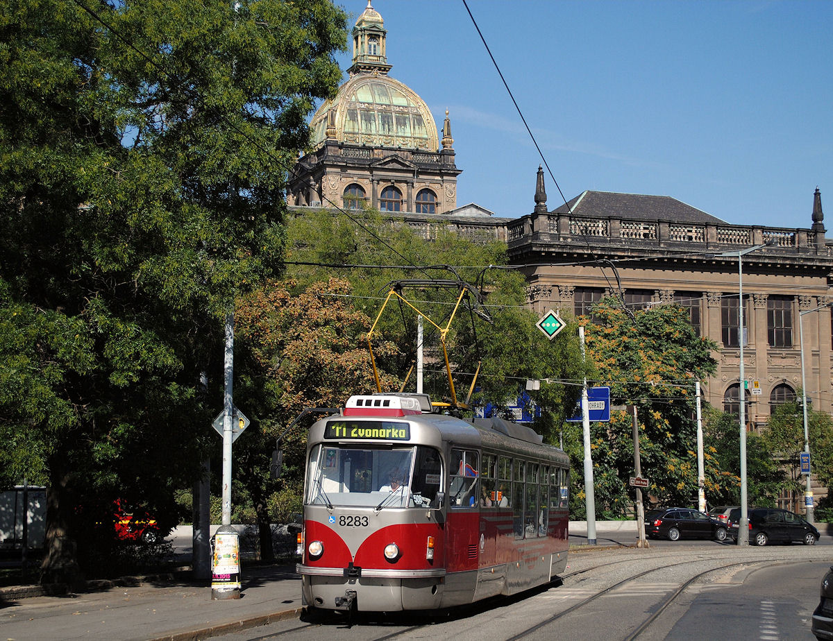 T3R.PLF 8283 auf der Fahrt nach Zvonarka, im Hintergrund erkennt man das Nationalmuseum. (17.09.2015)