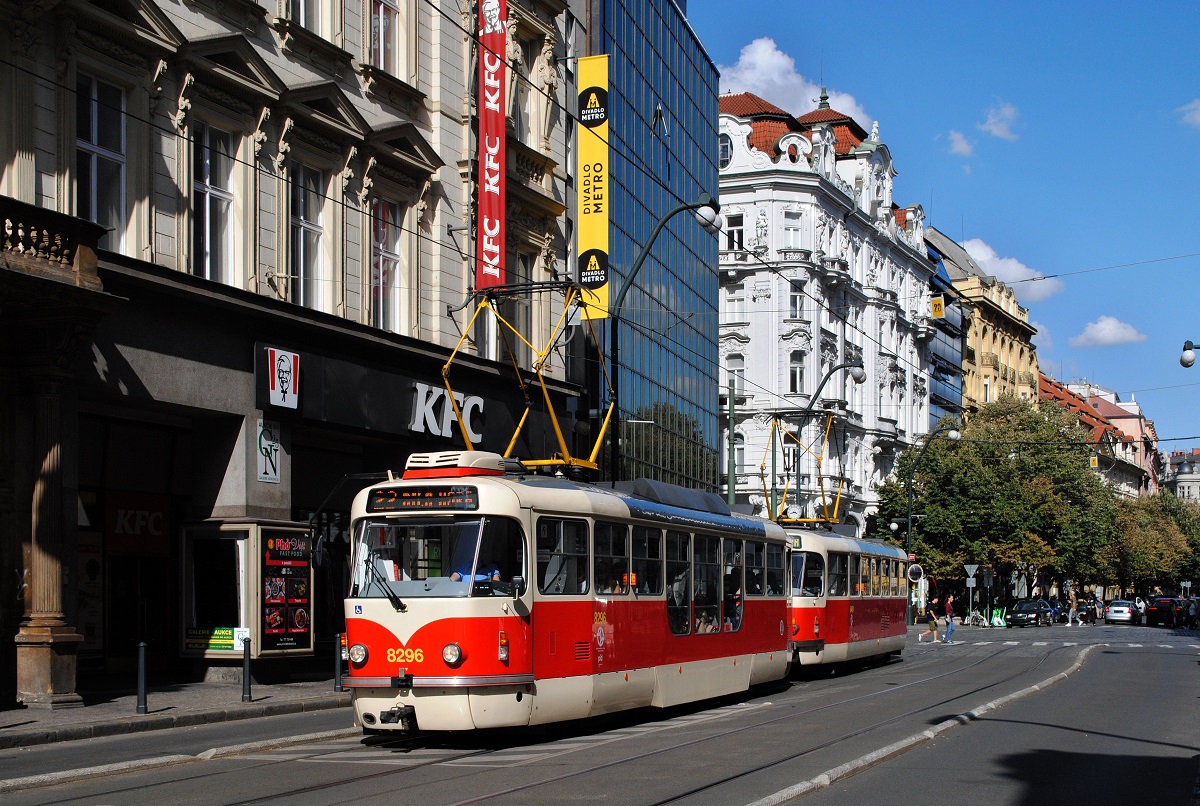 T3R.PLF 8296 + T3R.P 8404 als Linie 22 in der Narodni Trida auf der Fahrt nach Bila Hora. (31.08.2025)
