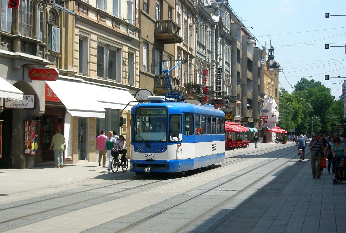 T3R.PV 0717 der Straßenbahn Osijek am 21.05.2009 in der Innenstadt. In den Jahren 2006/2007 wurden 17 Tatra-T3YU modernisiert, u. a. erhielten sie einen neuen Wagenkasten.