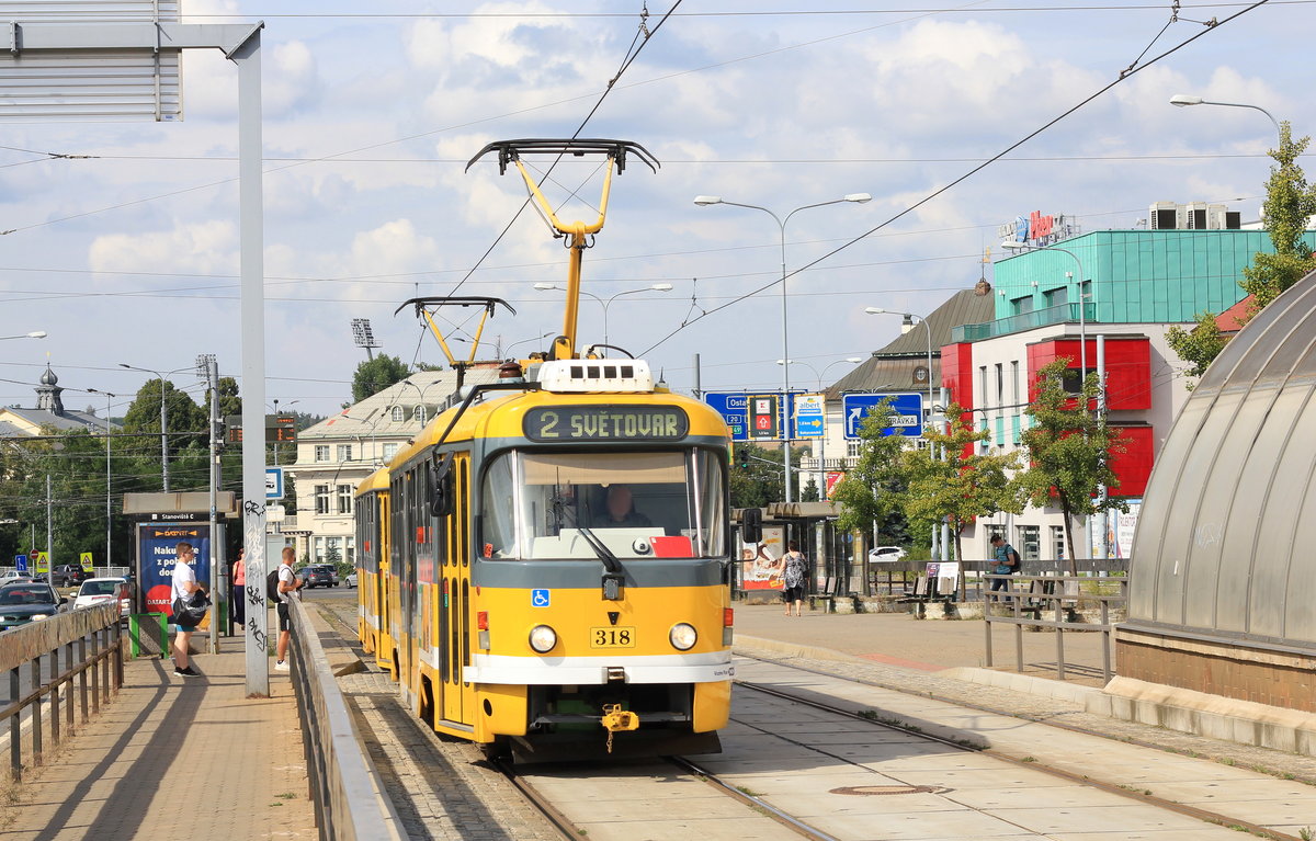 T3R.PV mit der Ordnungsnummer 318 auf der Linie 2 Skvrňany–Světovar am 14.08.2020 in der Haltestelle Hlavní nádraží. 