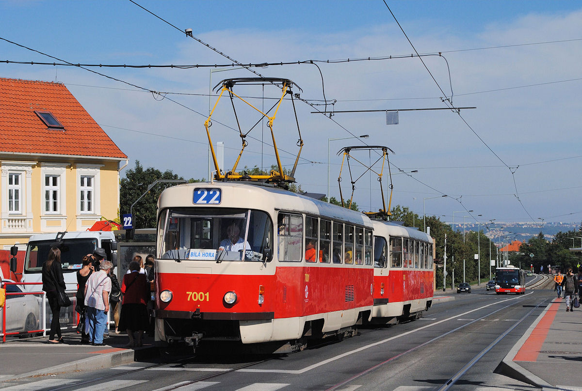 T3SU 7001 + 7002 im Einsatz auf der Linie 22 nach Bila Hora bei einem kurzen Aufenthalt in der Haltestelle Vypich. (16.09.2015 )