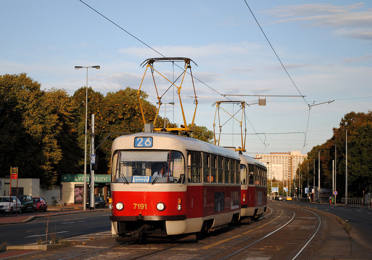 T3SUCS 7191 + 7192 erreichen beim letzten Sonnenlicht die Endstelle Divorka Šarka. (19.09.2015)