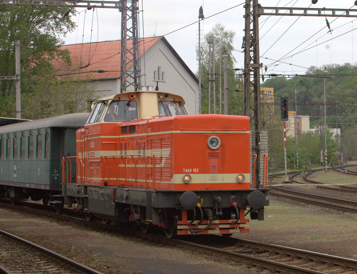T444 162 mit einem Sonderzug zum Tag der Eisenbahn in Kralup. 27.04.2019 10:16 Uhr.