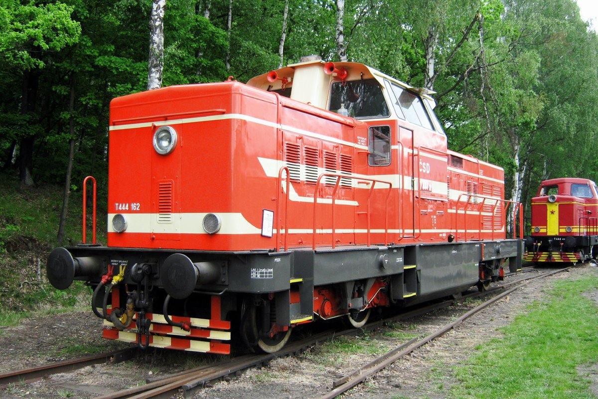 T444 162 steht am 13 Mai 2012 ins Eisenbahnmuseum von Luzna u Rakovnika.
