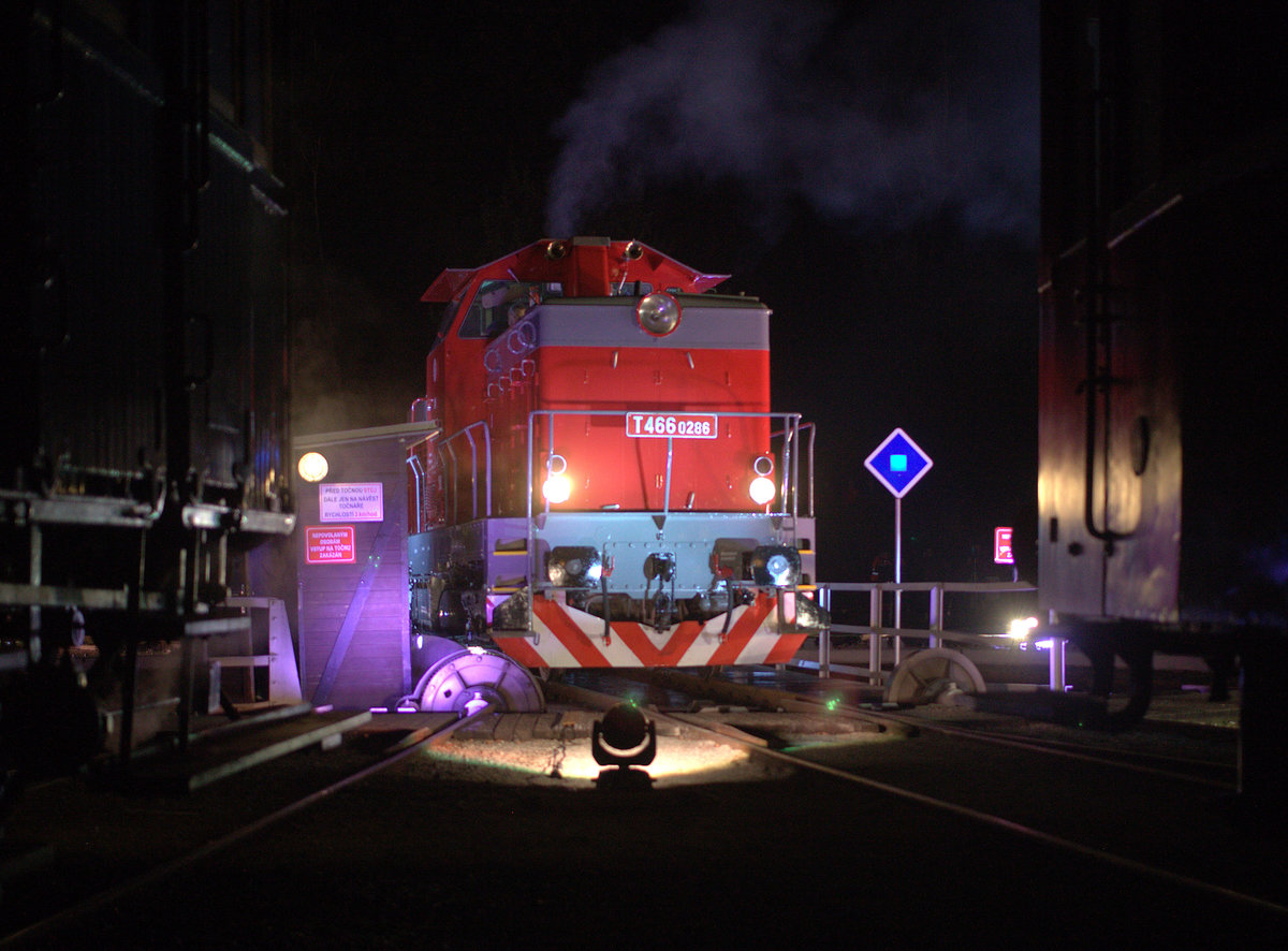 T466 0286 auf der Drehscheibe in Luzna u Rkovnika zur Nachtschau.
21.09.2019  20:44 Uhr.