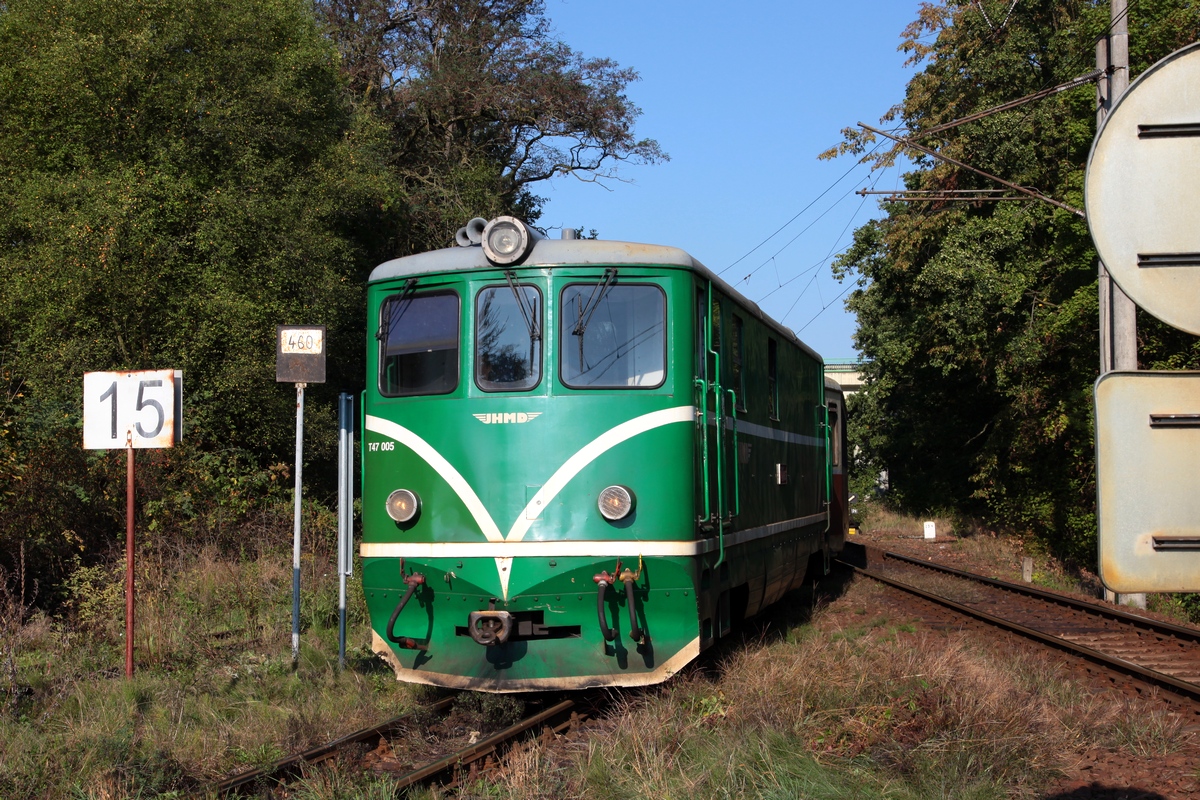 T47 005+Os21254 am 20.09.2018, nach Verlassen des Dreischienengleises, bei Jindřichův Hradec.