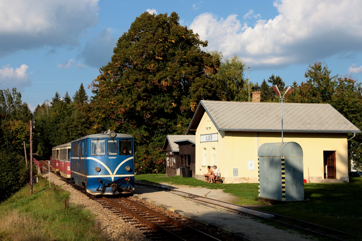 T47 015 + Os21258 nach Nová Bystřice, bei Einfahrt in den Bf Albeř, am 20.09.2018.