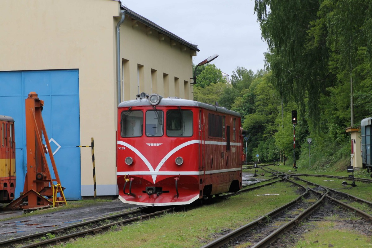 T47 018 der JHMD (Jindřichohradeck mstn drhy) auf Bahnhof Jindřichův Hradec am 27-5-2013.