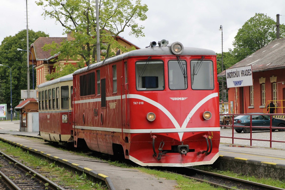 T47 018 der JHMD (Jindřichohradecké místní dráhy) mit Os 212 Jindřichův Hradec-Obratan auf Bahnhof Jindřichův Hradec am 27-5-2013.