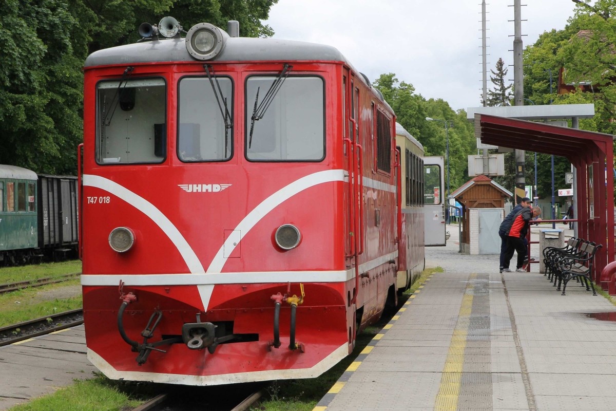 T47 018 der JHMD (Jindřichohradecké místní dráhy) mit Os 212 Jindřichův Hradec-Obratan auf Bahnhof Jindřichův Hradec am 27-5-2013.