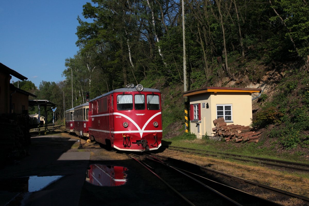 T47.018 + Os213 fährt am 20.05.2014 in den Bf Jindrichuv Hradec ein.