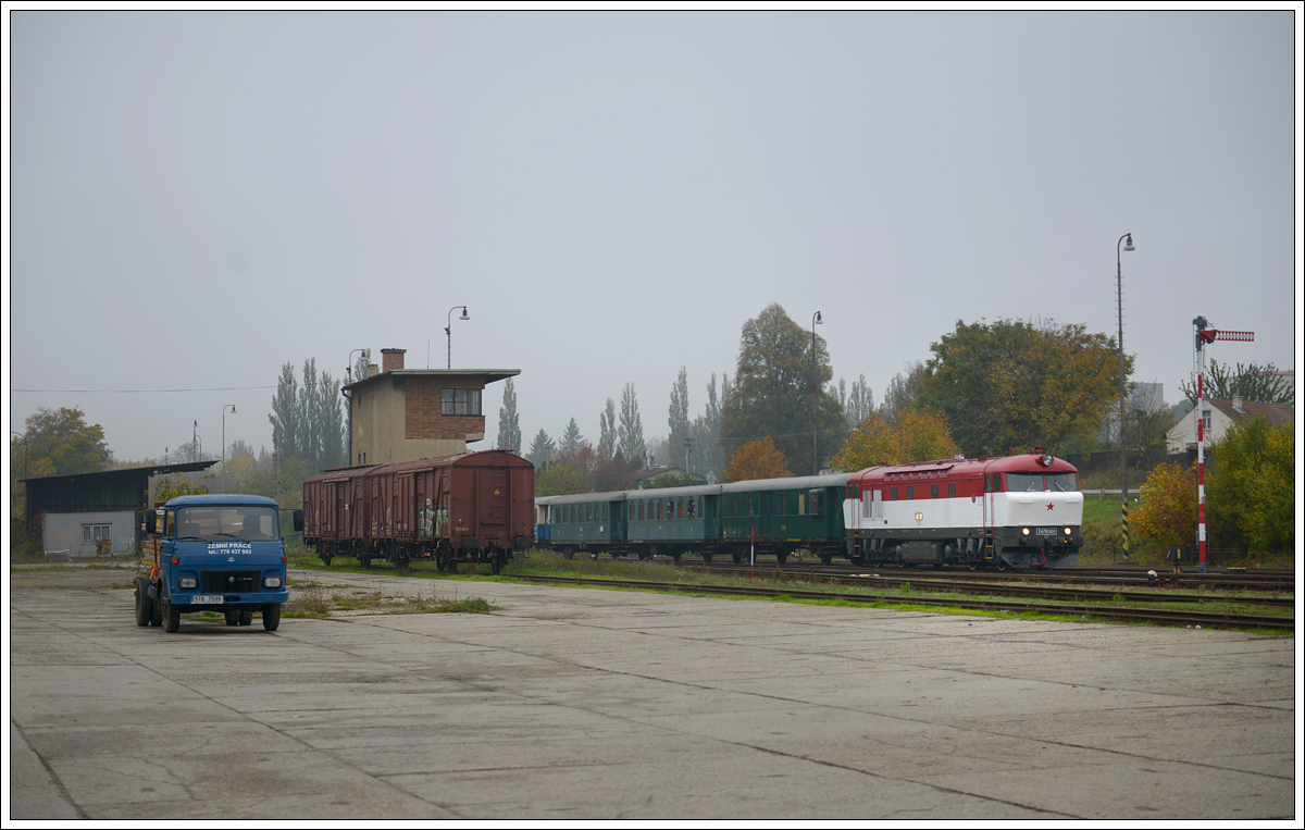 T478 1001 mit ihrem Sonderzug von Velká nad Veličkou nach Brno hl. n. am 21.10.2017 beim der Einfahrt in Kyjov.