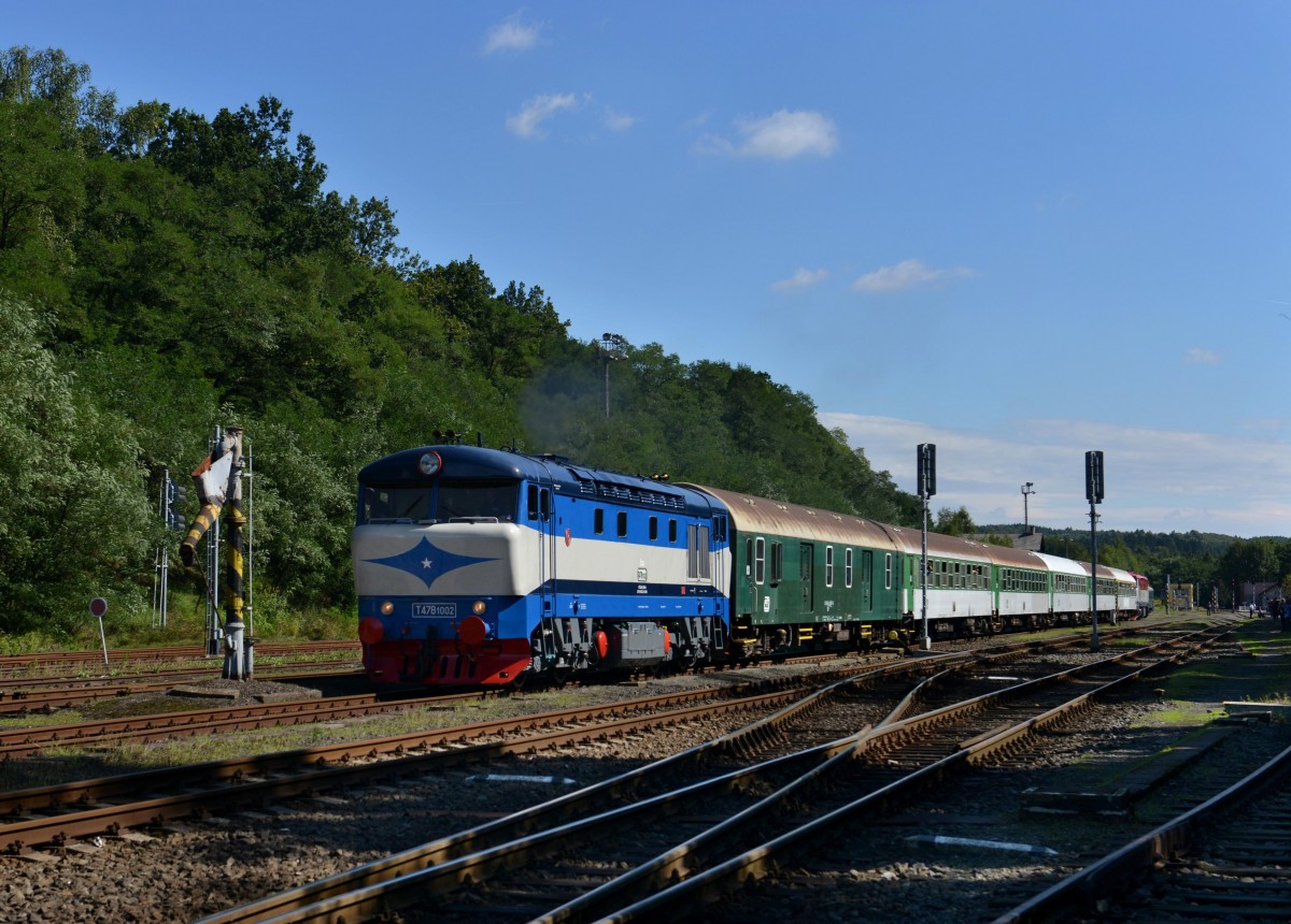 T478 1002 mit einem Sonderzug am 14.09.2013 bei der Ausfahrt in Lun u Rakovnka.