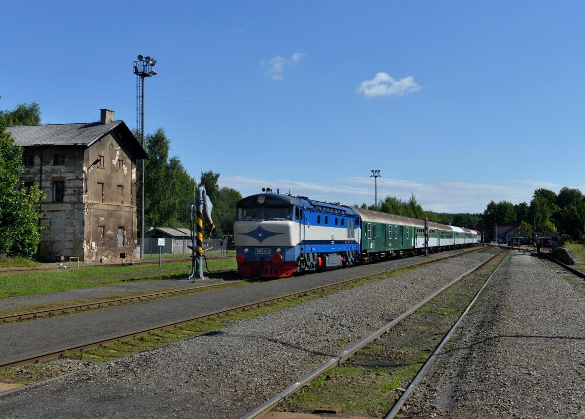 T478 1002 mit einem Sonderzug am 14.09.2013 bei der Einfahrt in Lun u Rakovnka.