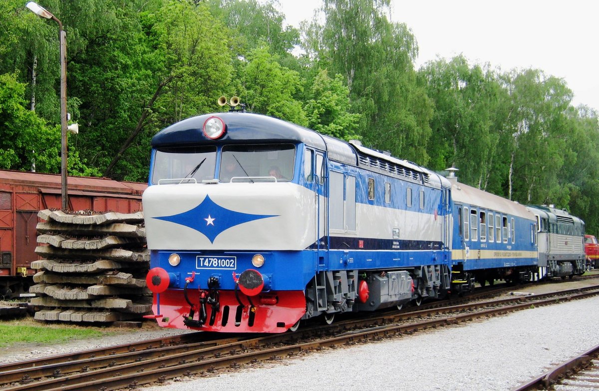 T478 1002 rangiert mit ein Teil eines Sonderzuges in Luzna u Rakovnika am 13 Mai 2012.