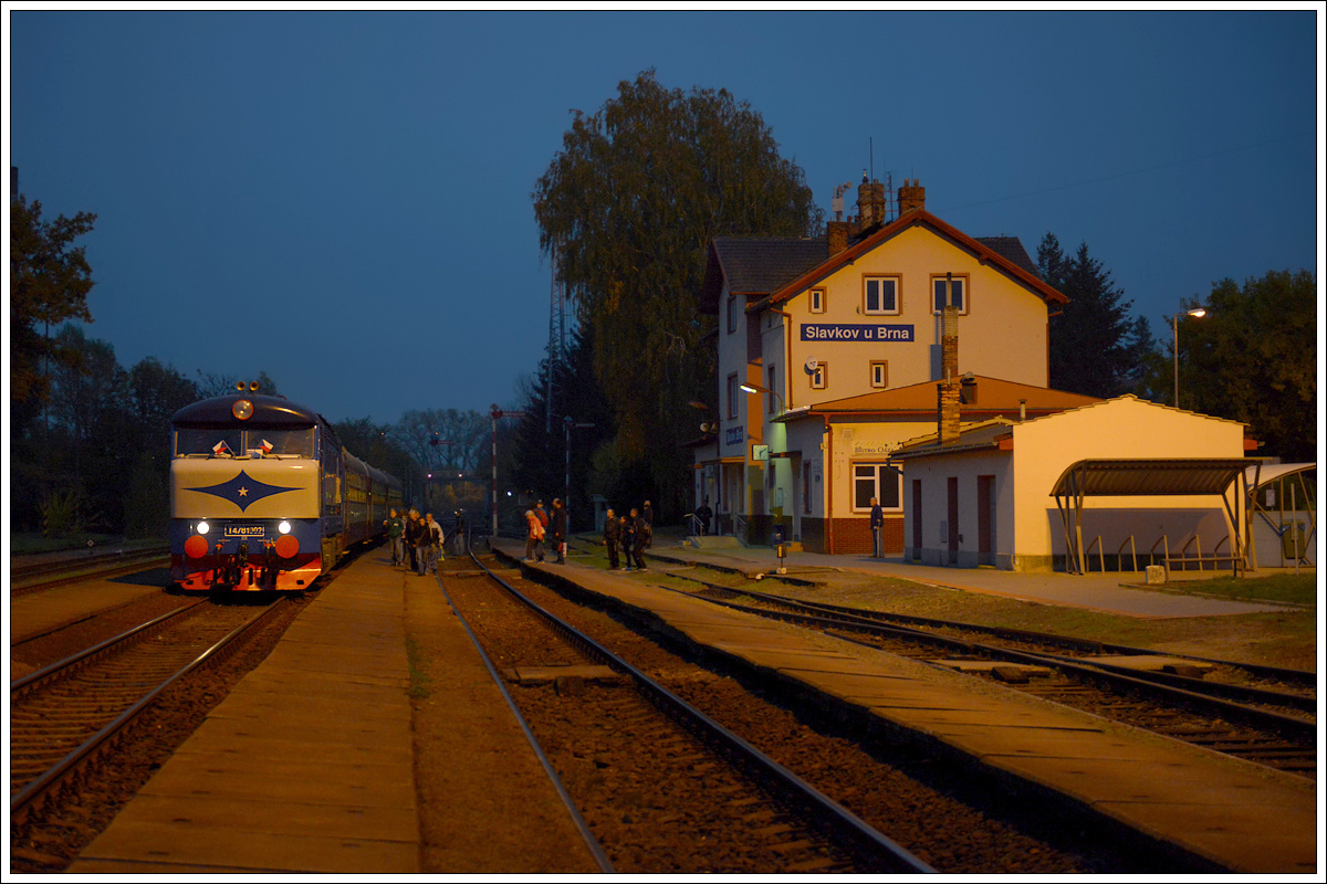 T478 1002 war am 21.10.2017 im Plandienst anzutreffen. Hier erreicht sie gerade mit ihrem Sp 1732  Zuran  von Uherske Hradiste nach  Brno hl.n. den Bahnhof Slavkov u Brna. Für die unter euch, die in Geschichte gut aufgepasst haben, sollte es nicht schwer sein herauszufinden, warum Slavkov u Brna seit Montag dem 2. Dezember 1805 relativ gesehen berühmt ist.  