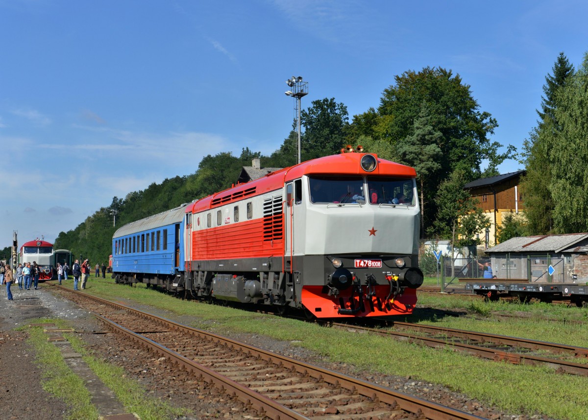 T478 1008 mit einem Personenwagen am 14.09.2013 in Lun u Rakovnka.