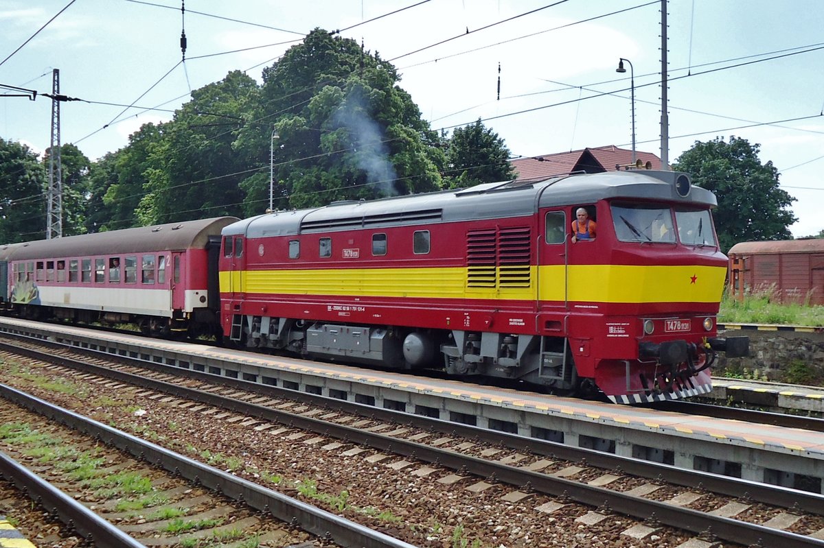 T478.1131 steht mit ein Sonderzug am 30 Mai 2015 in Vrutky.