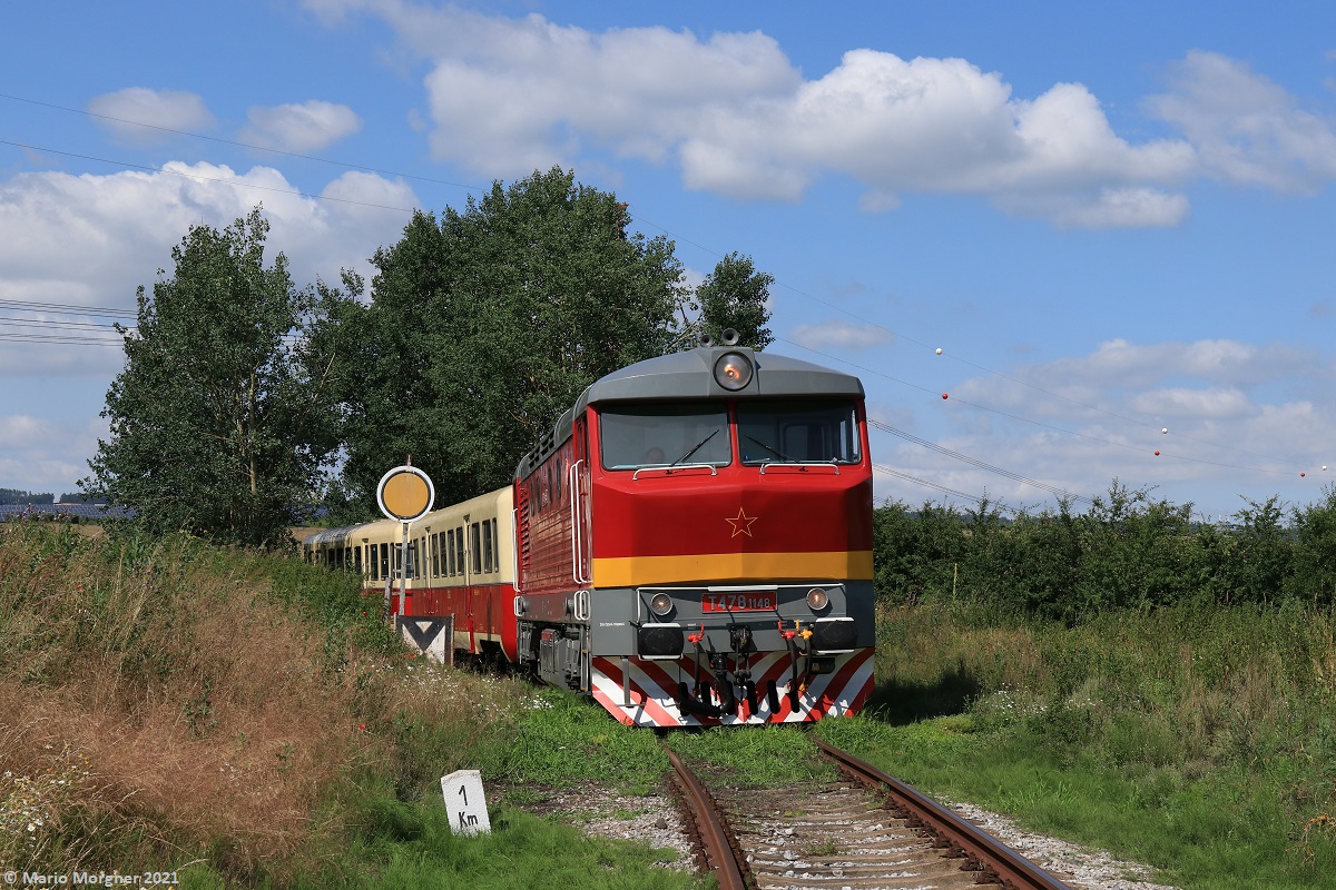 T478.1148 mit den Os 11868 Lužná u Rakovníka - Kolešovice unterwegs zwischen Krupá - Olešná, 18.07.2021