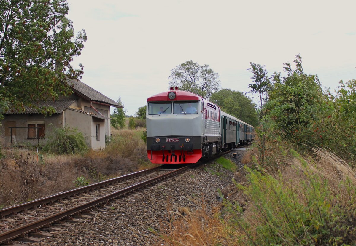T478.2006 fuhr am 07.10.23 einen Sonderzug im Rahmen des Badotka Treffen in Lužná u Rakovníka einen Sonderzug von Lužná u Rakovníka nach Kolesovice. Hier ist der Zug vor Krupa zu sehen.