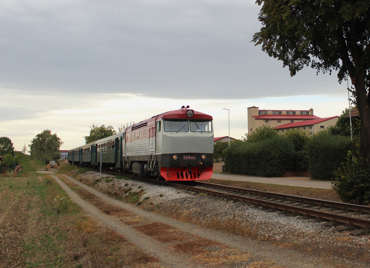 T478.2006 fuhr am 07.10.23 einen Sonderzug im Rahmen des Badotka Treffen in Lužná u Rakovníka einen Sonderzug von Lužná u Rakovníka nach Kolesovice. Hier ist der Zug auf der Rückfahrt von Kolesovice in Chrášťany zu sehen.