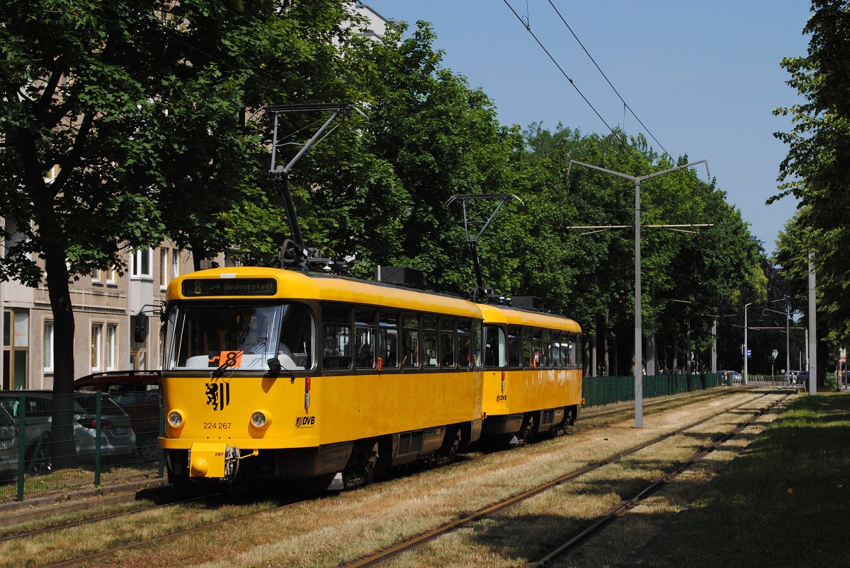 T4D 224 267 + 244 033 fahren als Verstärkerzug der Linie 8 auf eigenem Gleiskörper in der Albertstraße der Endstelle Südvorstadt entgegen. (06.06.2018) 