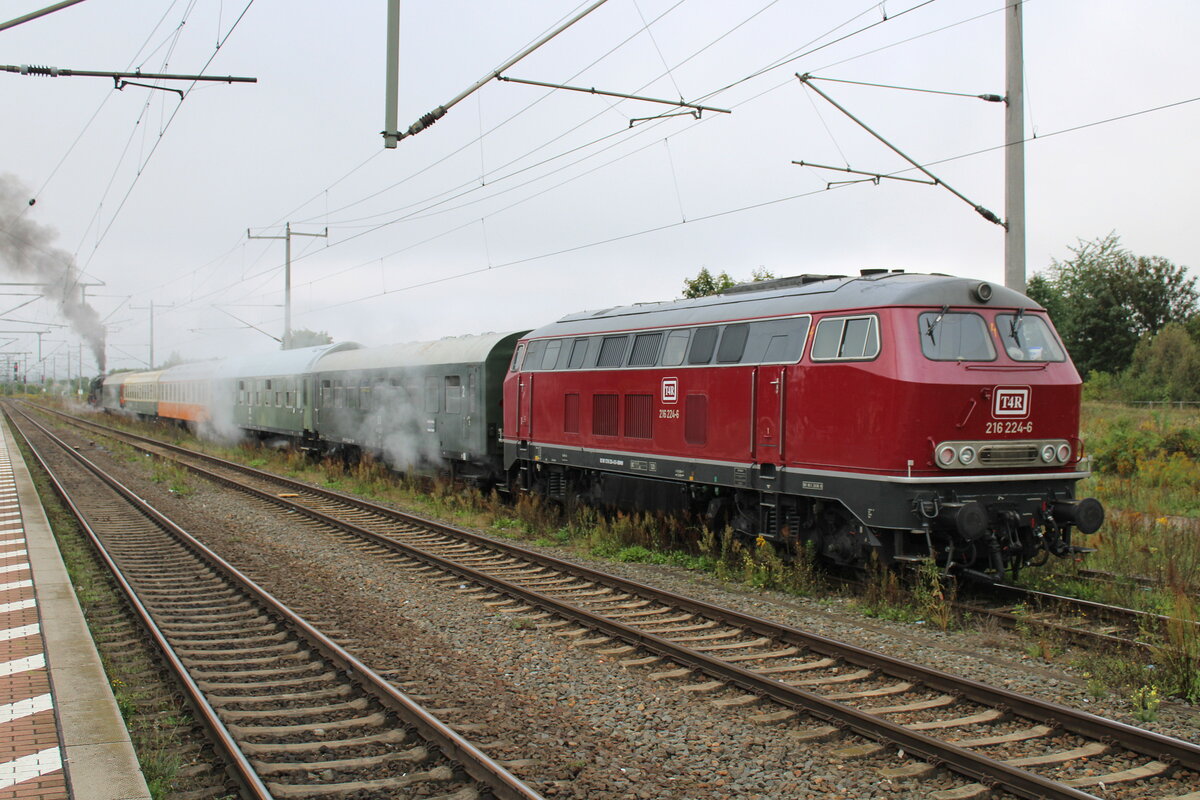 T4R 216 224-6 (92 80 1216 224-6 D-BDMW) als Unterstützung am DPE 68873 von Leipzig-Plagwitz nach Meiningen, am 02.09.2023 in Neudietendorf. Zuglok war die EMBB 52 8154-8.