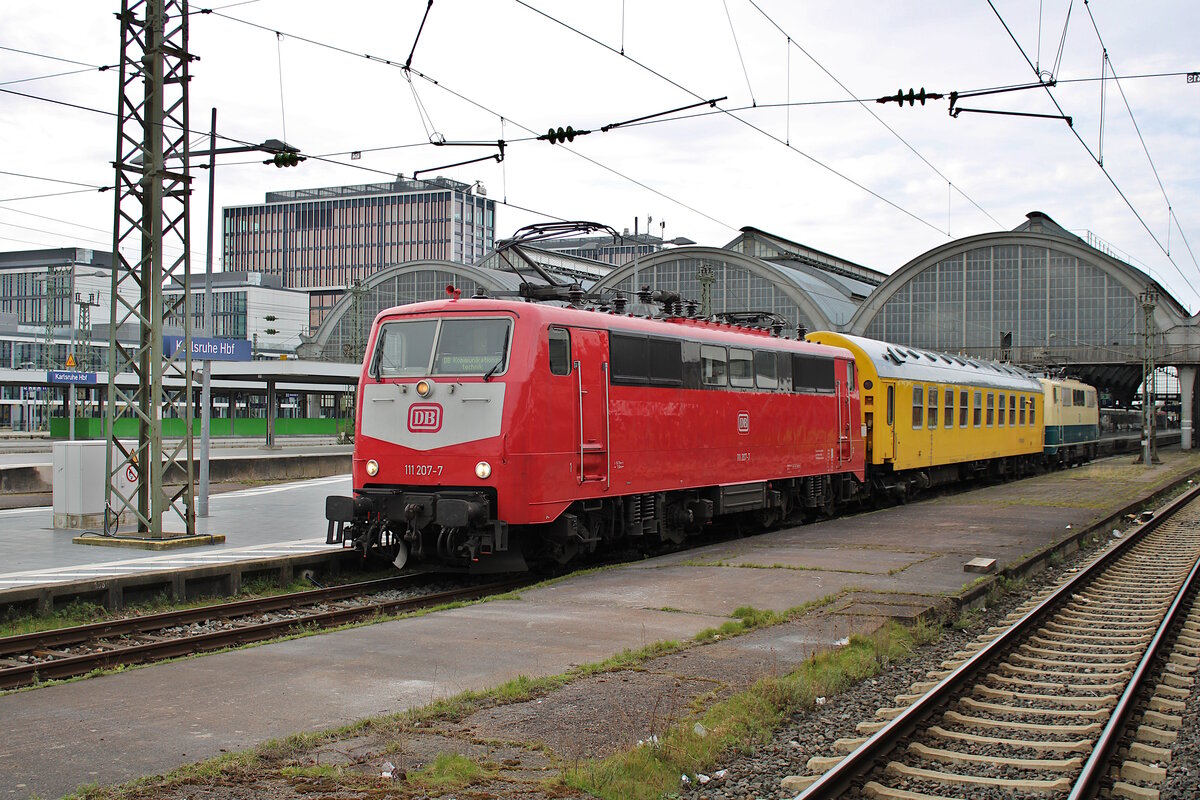 T4T 111 207-7 steht mit einem Funkmesszug in Karlsruhe Hbf. (21.03.2023)