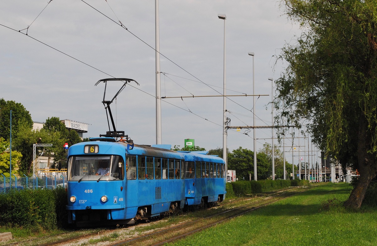 T4YU + B4YU 486 + 858 in der Ul. Grada Gospica zwischen den Haltestellen Caviceva und Zitnjak. (31.05.2019)