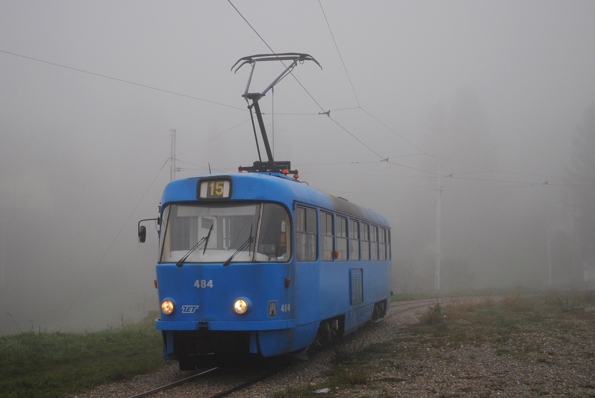 T4YU 484 durchfährt die Wendeschleife Dolje. (07.12.2019)