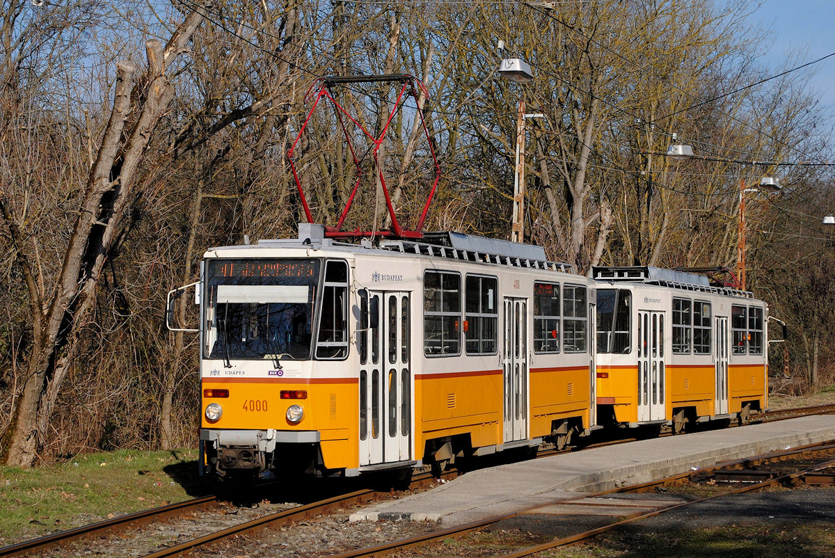 T5C5 4000 + 4171 sind soeben am Endpunkt der Linie 41 in Kamaraerdö - Ifjusagi Park angekommen.(10.03.2018)