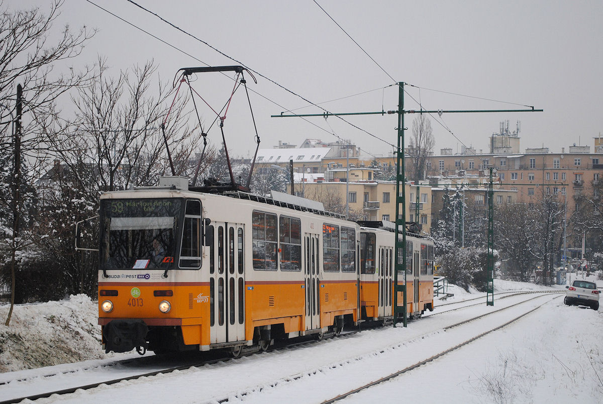 T5C5 4013+4201 bei der Bergfahrt in der Jagello ut kurz vor der Haltestelle Zolyomi ut. (30.01.2015)