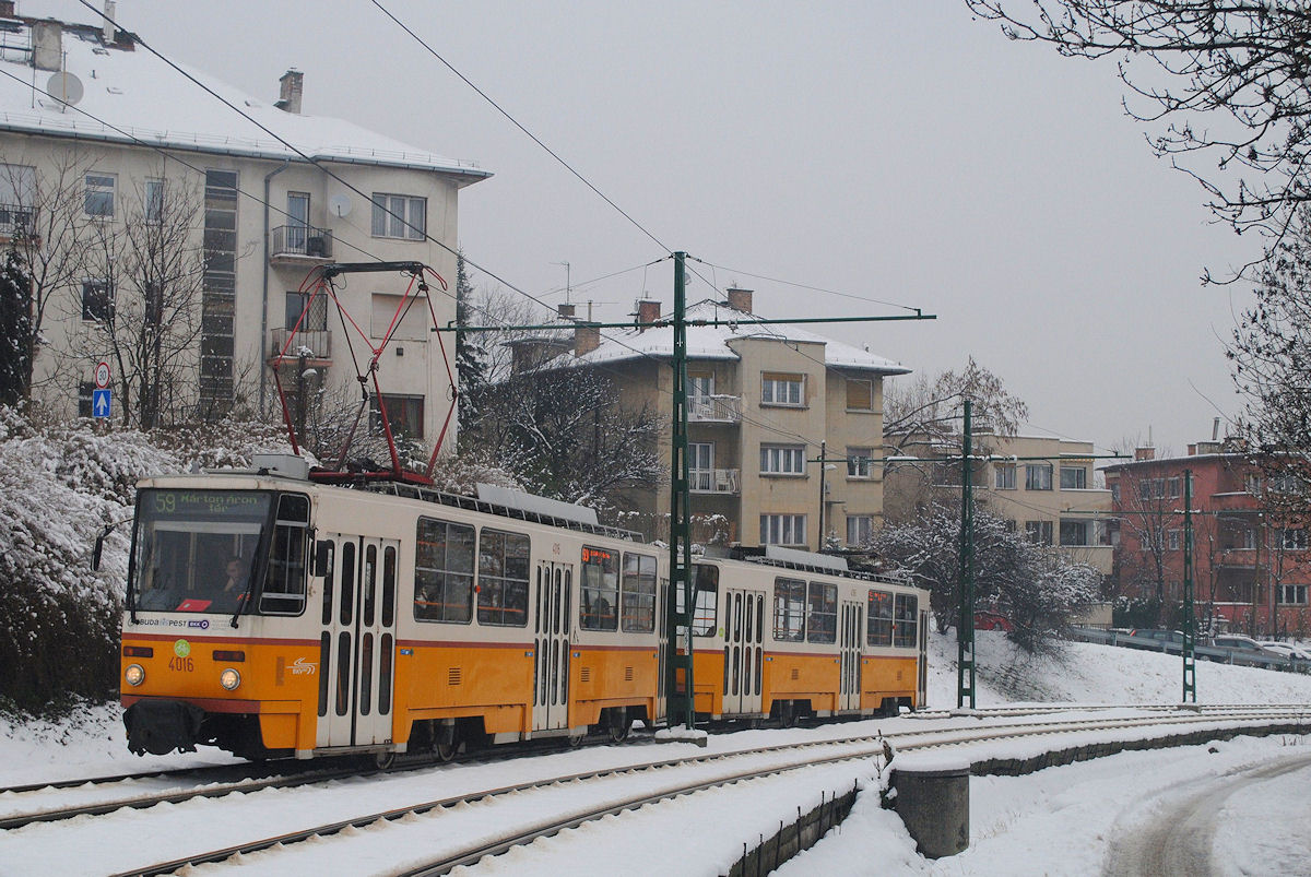 T5C5 4016+4266 auf der Steigungsstrecke der Linie 59 in der Nemetvölgyi ut auf der Fahrt nach Farkasreti - Marton ter. (30.01.2015)