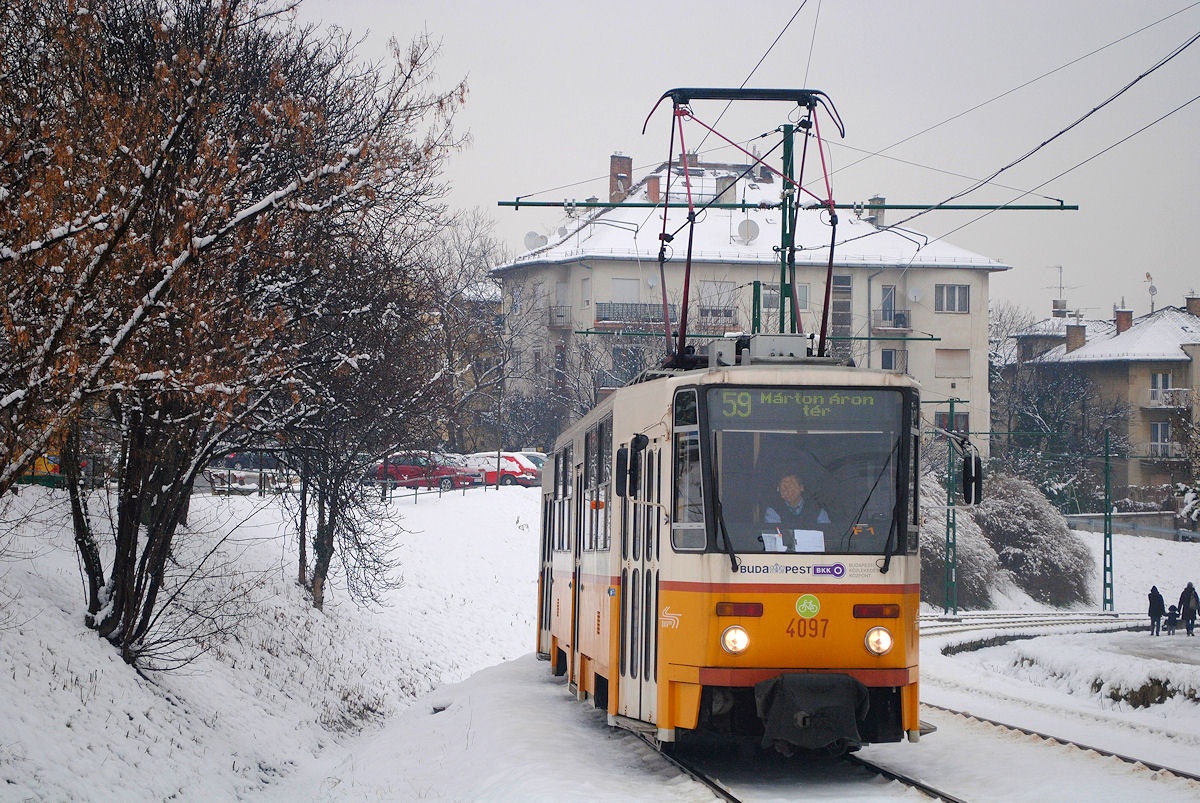 T5C5 4097+4122 auf der Bergfahrt in der Nemetvölgy ut kurz vor der Haltestelle Vas Gereben utca. (30.01.2015)