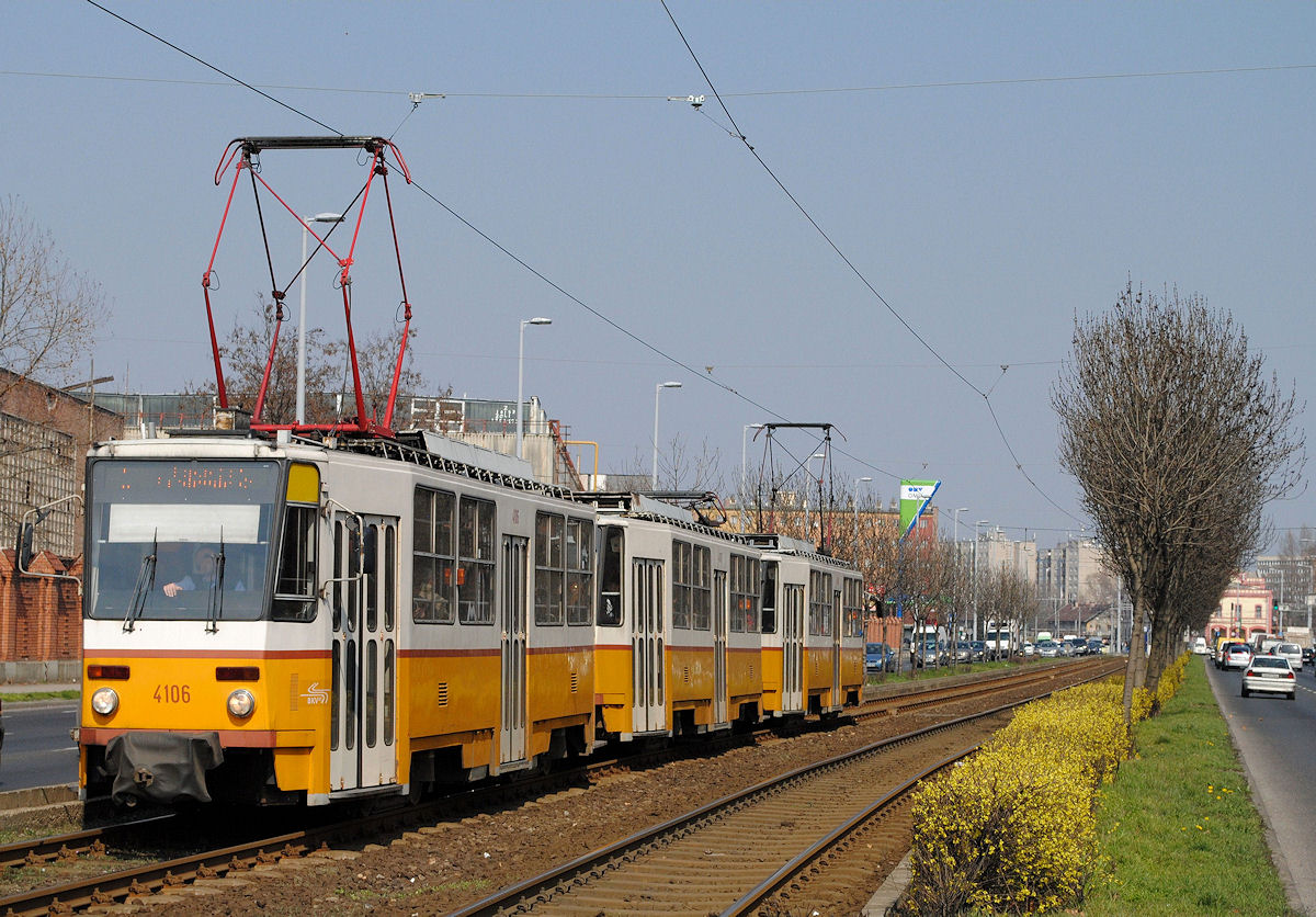 T5C5 - Dreiwagengarnitur am Hungaria körut kurz vor der Haltestelle Vajda Peter utca.(24.03.2015)
