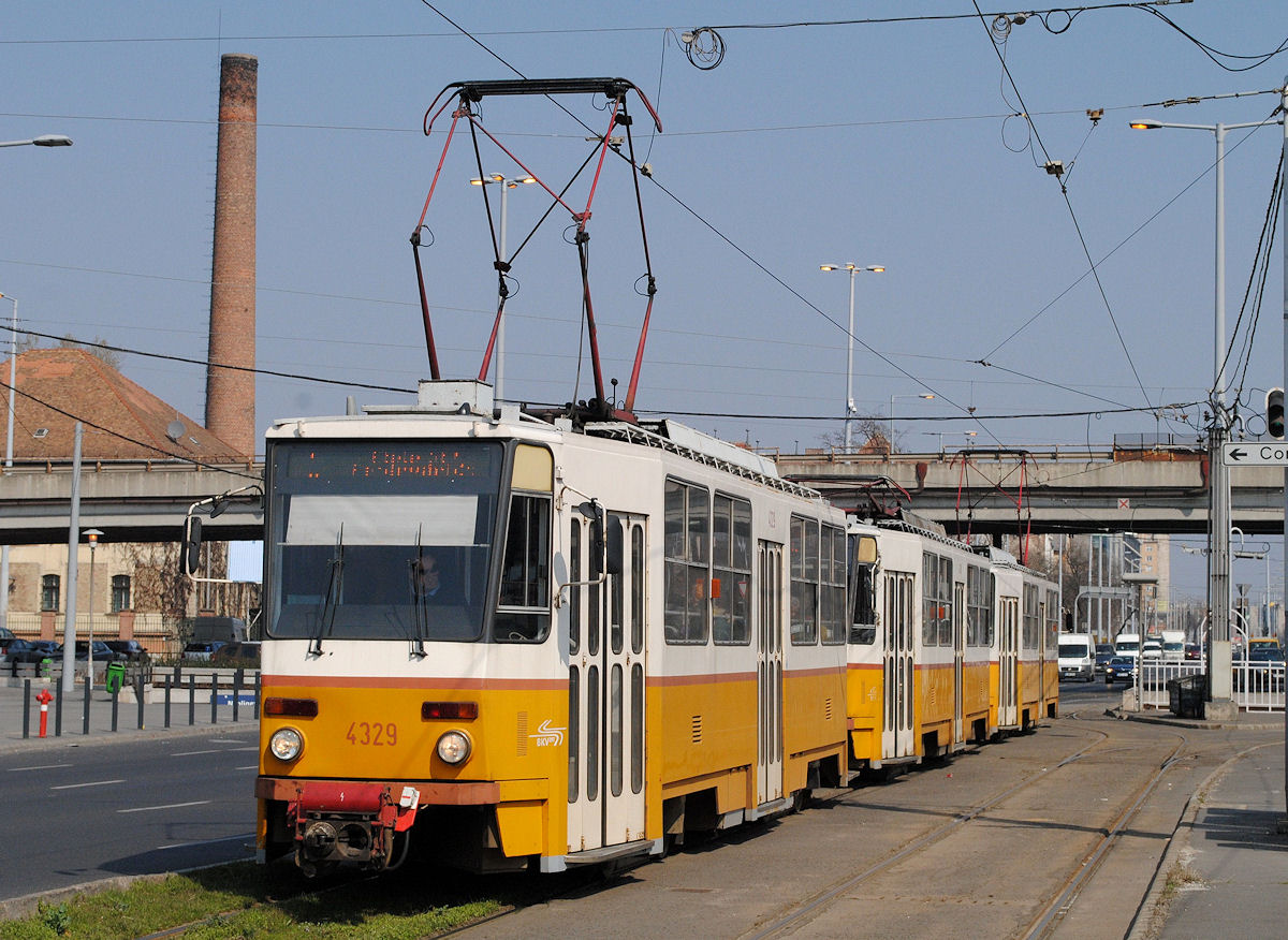 T5C5 - Dreiwagengarnitur mit dem Tw.4329 an der Spitze bei der Ausfahrt aus der Haltestelle Nepliget.(24.03.2015)