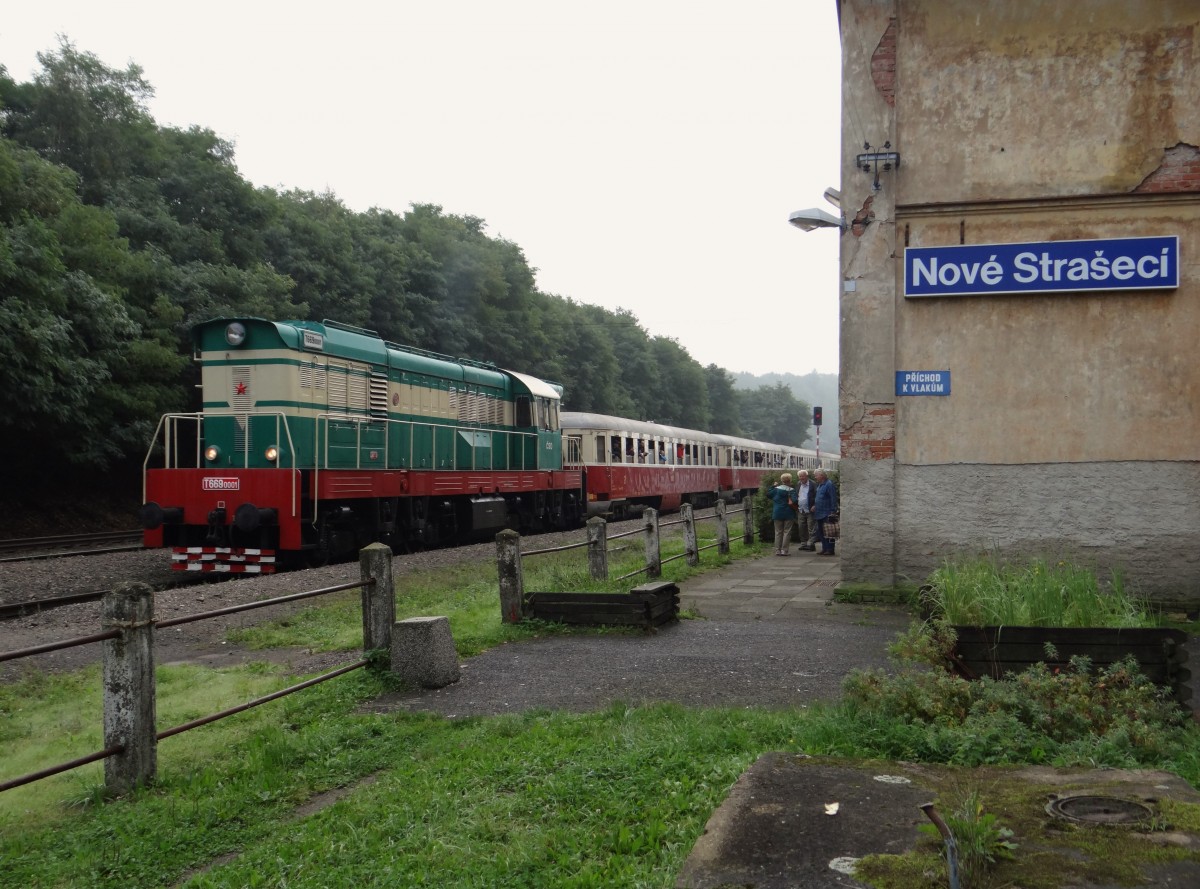 T669 0001 zu sehen am 13.09.14 mit einem Sonderzug nach Lužná, hier bei der Ausfahrt in Nové Strašecí.