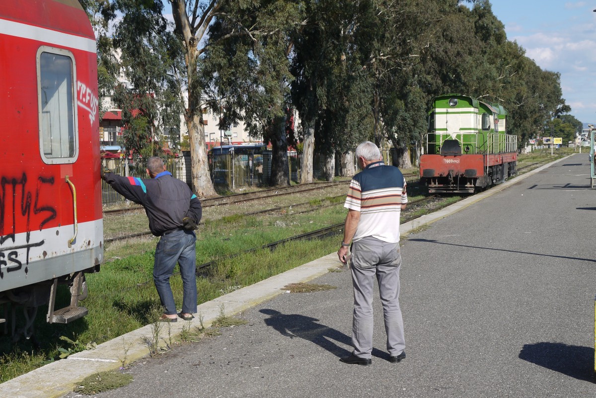 T669 1053 setzt sich ans andere Ende des eingefahrenen Zuges und fhrt als Zug Nr. 13 weiter nach Elbasan. Die beiden Herren sind der Rangierer und der Bahnhofsvorsteher.