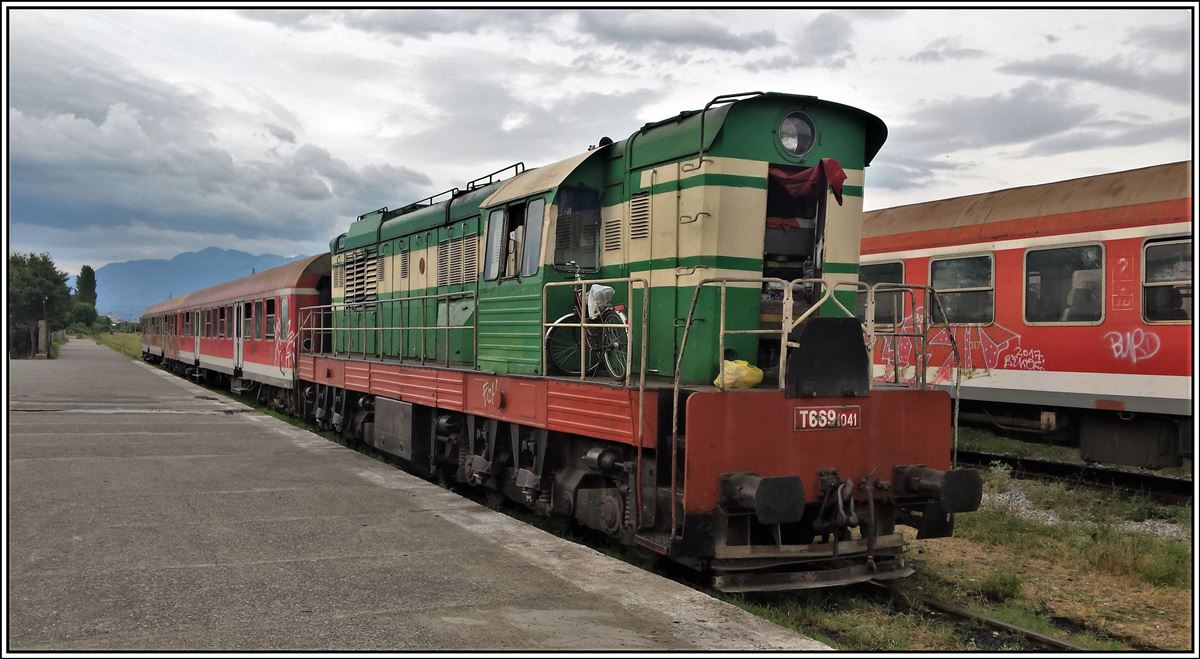 T669.1041 wird am nächsten Morgen die zwei alten deutschen Bahnwagen von Shkoder nach Durres ziehen. Am Nachmittag wird ein gleiches Gespann den zweiten Zug des Tages fahren. (16.07.2019)