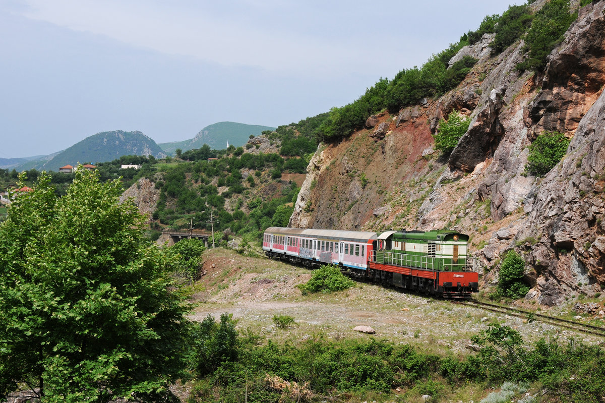 T669.1059 mit Reisezug am 21.05.2015 bei Mirake