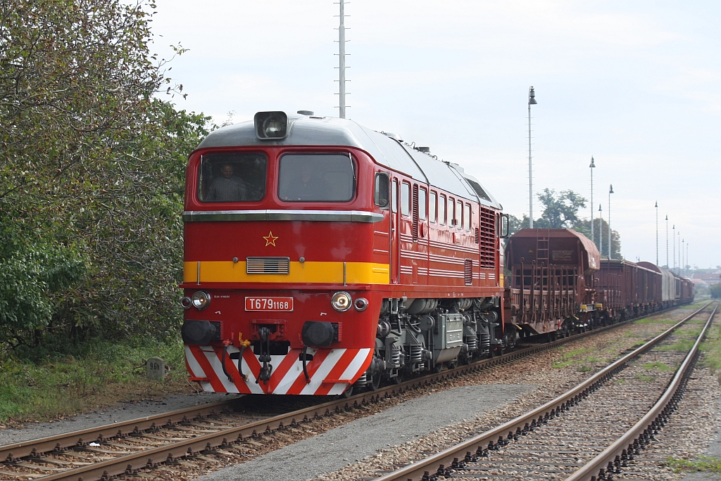 T679 1168 fährt am 27.September 2014 mit dem Gütersonderzug von Breclav nach Hrusovany na Jevisovka durch den Bf. Valtice.