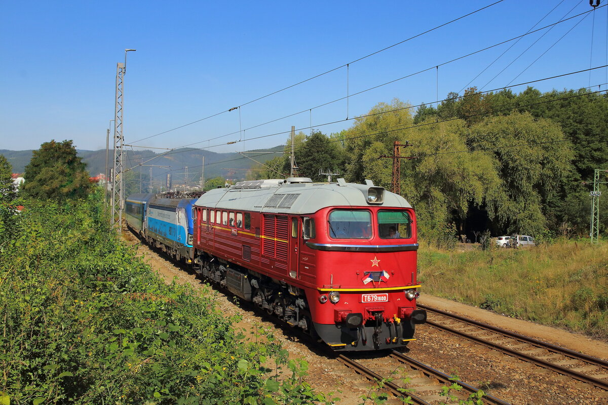 T679 1600 als Vorspannlok für den R609 nach Usti nad Labem, bei der Ausfahrt Klasterec nad Ohri  am 24.08.2023. Wegen Oberleitungsabschaltung wurde der Sergej für die Schnellzüge eingesetzt. 