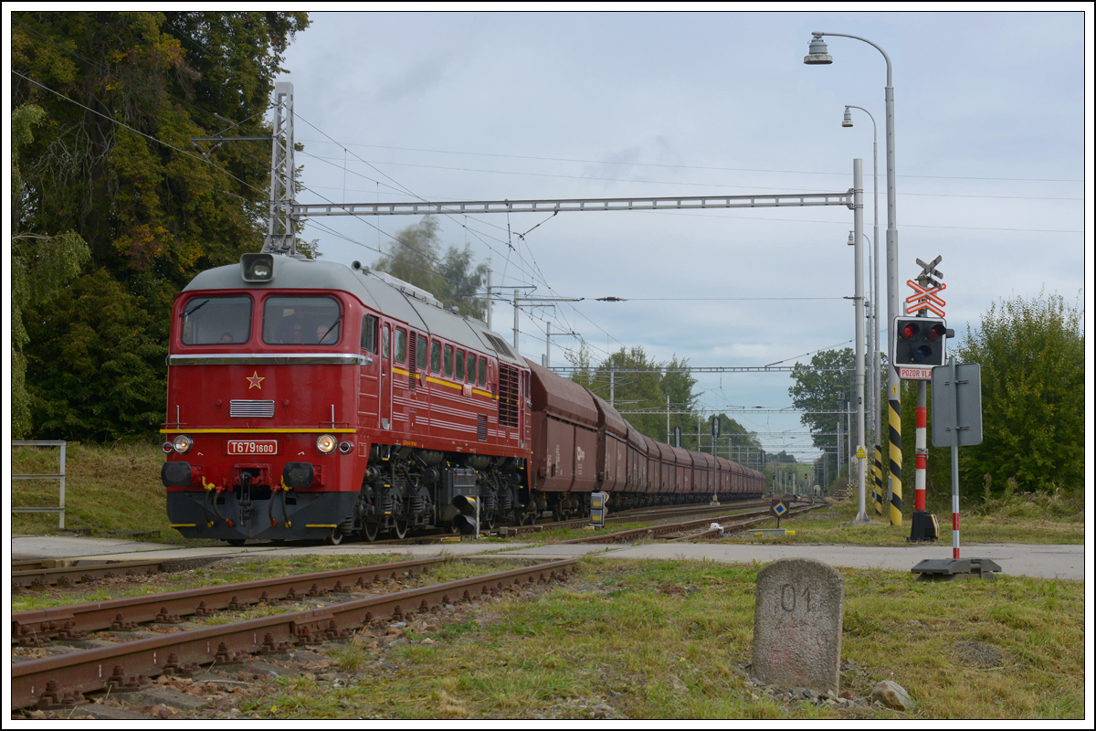 T679 1600  Sergej  war am 22.9.18 anlässlich des Tag der Eisenbahn in Budweis mit einem sehr langen Fotogüterzug Pn 54775 unterwegs. Hier bei der Durchfahrt in Omlenice. Danke an Karl für den Hinweis wegen der Ortsangabe.