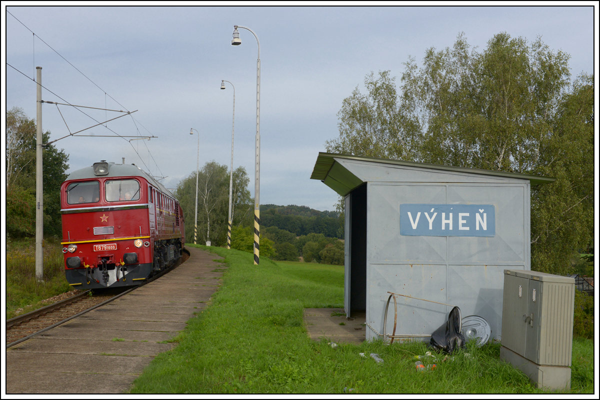 T679 1600  Sergej  war am 22.9.18 anlässlich des Tag der Eisenbahn in Budweis mit einem sehr langen Fotogüterzug Pn 54775 unterwegs. Hier bei der Durchfahrt in  Výheň. Lieder ging es sich hier, im Gegensatz zum Foto mit 556
nicht mehr aus, den umgeworfenen Müllkübel dort hin zu stellen, wo er eigentlich hin gehört.
