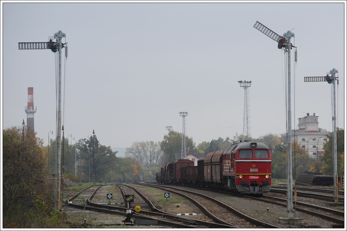 T679.1529 (781.529) war am 21.10.2017 den ganzen Tag mit einem Fotogüterzug im Raum Brünn unterwegs. Hier befindet Sergej sich bei der Ausfahrt aus Slavkov u Brna Richtung Brno (Brünn). Kleiner Tipp in eigener Sache. Das Hotel  Florian , welches zwischen den beiden rechten Signalen zu sehen ist, kann ich nur wärmstens empfehlen!!