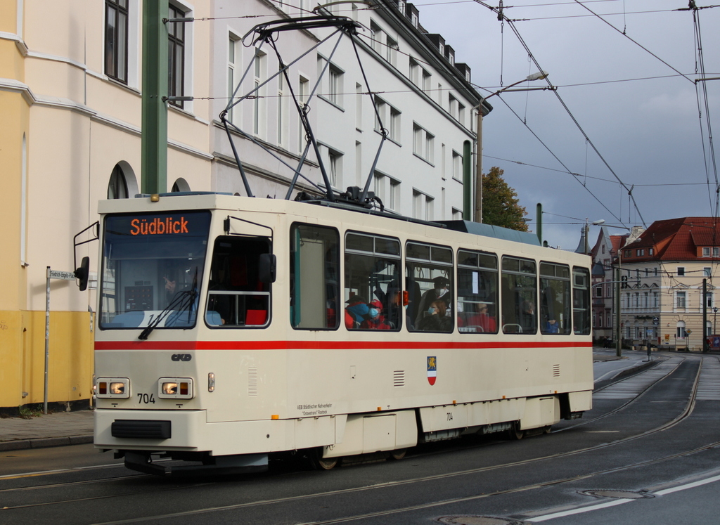 T6A2(704)als Sonderfahrt  ins Grüne  von Rostock Neuer Friedhof nach Rostock-Südblick am 18.09.2022 in Höhe Haltestelle Rostock Paulstr.