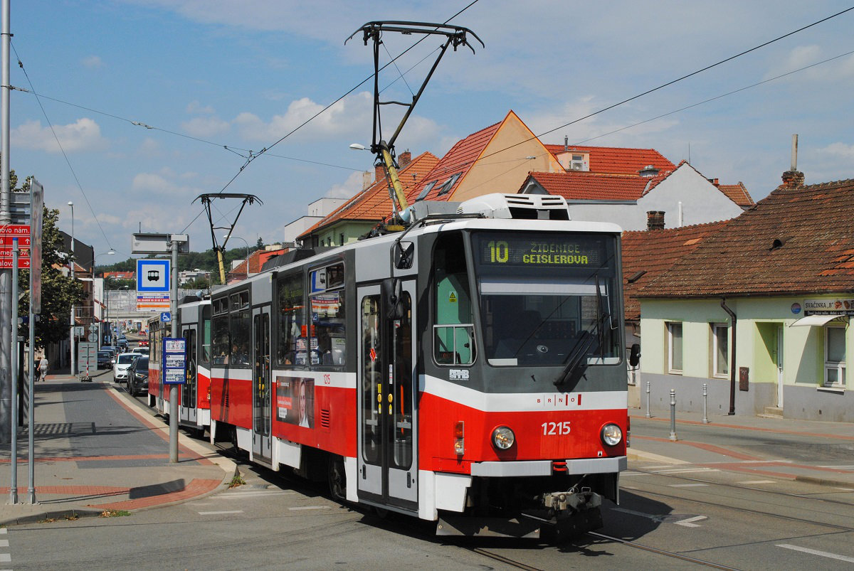 T6A5 1215 + 1216, die 1995 von CKD direkt nach Brünn geliefert wurden, als Linie 10 am Burianovo namestie. (15.08.2022)